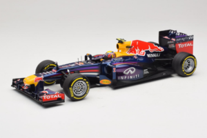 Red Bull RB9 Renault #2 M. Webber Infiniti Red Bull Racing Showcar 2013 Minichamps 1:18 110130072 Metaal