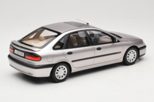 Renault Laguna V6 3.0 Baccara Opal Grey Otto 1:18 OT1185 Hars — afbeelding 2 van 6
