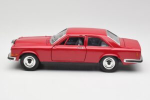 Rolls-Royce Camargue Rood Bburago 1:22 3001 Metaal — afbeelding 4 van 8