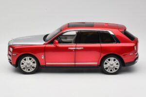 Rolls-Royce Cullinan Rood Met Shadow Wheels OEM 1:18 028-18A Metaal — afbeelding 4 van 8