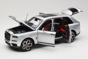 Rolls-Royce Cullinan Zilver Met Shadow Wheels OEM 1:18 028-16A Metaal — afbeelding 2 van 8