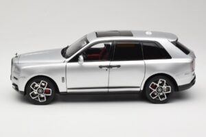 Rolls-Royce Cullinan Zilver Met Shadow Wheels OEM 1:18 028-16A Metaal — afbeelding 4 van 8