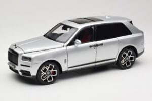 Rolls-Royce Cullinan Zilver Met Shadow Wheels OEM 1:18 028-16A Metaal