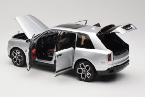 Rolls-Royce Cullinan Zilver Met Shadow Wheels OEM 1:18 028-16A Metaal — afbeelding 5 van 8