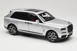 Rolls-Royce Cullinan Zilver Met Shadow Wheels OEM 1:18 028-16A Metaal — afbeelding 6 van 8