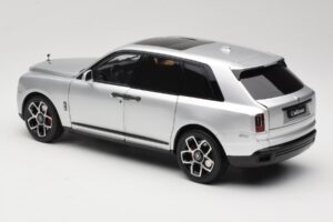 Rolls-Royce Cullinan Zilver Met Shadow Wheels OEM 1:18 028-16A Metaal — afbeelding 7 van 8