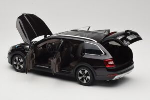 Skoda Octavia Mk4 Combi Bruin Paudi Model 1:18 ZMR000005BRA Metaal — afbeelding 5 van 8