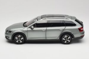 Skoda Octavia Mk4 Combi Groen Paudi Model 1:18 ZMR000005GRU Metaal — afbeelding 4 van 8