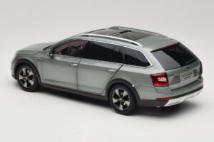 Skoda Octavia Mk4 Combi Groen Paudi Model 1:18 ZMR000005GRU Metaal — afbeelding 7 van 8