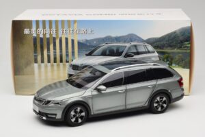 Skoda Octavia Mk4 Combi Groen Paudi Model 1:18 ZMR000005GRU Metaal — afbeelding 8 van 8