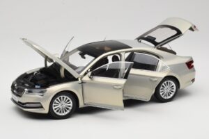 Skoda Superb Mk3 Goud Paudi Model 1:18 ZSS000006GOLD Metaal — afbeelding 2 van 8