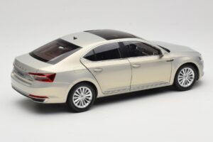 Skoda Superb Mk3 Goud Paudi Model 1:18 ZSS000006GOLD Metaal — afbeelding 3 van 8
