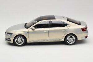 Skoda Superb Mk3 Goud Paudi Model 1:18 ZSS000006GOLD Metaal — afbeelding 4 van 8