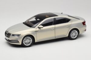 Skoda Superb Mk3 Goud Paudi Model 1:18 ZSS000006GOLD Metaal
