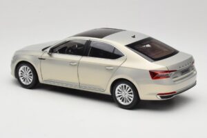 Skoda Superb Mk3 Goud Paudi Model 1:18 ZSS000006GOLD Metaal — afbeelding 7 van 8