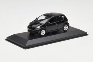 Toyota Aygo AB10 Zwart Minichamps 1:43 400166401 Metaal — afbeelding 2 van 4