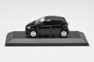Toyota Aygo AB10 Zwart Minichamps 1:43 Toyota Aygo AB10 Zwart Minichamps 1:43 400166401 Metaal