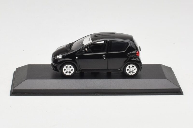 Toyota Aygo AB10 Zwart Minichamps 1:43 400166401 Metaal