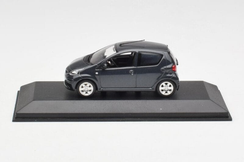 Toyota Aygo AB10 Grey Metallic Minichamps 1:43 AYGO001 Metaal