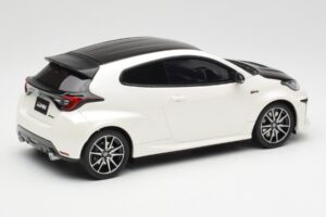 Toyota GRMN Yaris Rally Package Wit Otto 1:18 OT1071 Hars — afbeelding 2 van 6