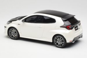 Toyota GRMN Yaris Rally Package Wit Otto 1:18 OT1071 Hars — afbeelding 5 van 6