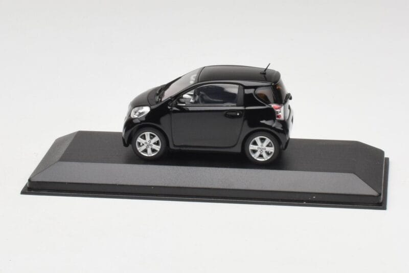 Toyota iQ Zwart Mica Minichamps 1:43 403166803 Metaal