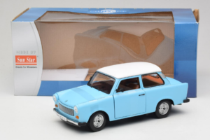 Trabant 601 Deluxe Blauw Wit Sun Star 1:18 4286 Metaal — afbeelding 6 van 6