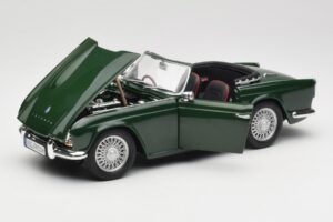Triumph TR4 British Racing Green Revell 1:18 08827-T1 Metaal — afbeelding 2 van 8