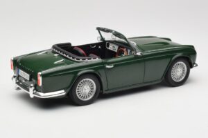 Triumph TR4 British Racing Green Revell 1:18 08827-T1 Metaal — afbeelding 3 van 8