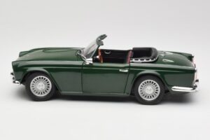 Triumph TR4 British Racing Green Revell 1:18 08827-T1 Metaal — afbeelding 4 van 8