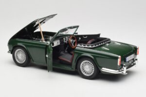 Triumph TR4 British Racing Green Revell 1:18 08827-T1 Metaal — afbeelding 5 van 8