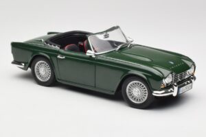 Triumph TR4 British Racing Green Revell 1:18 08827-T1 Metaal — afbeelding 6 van 8
