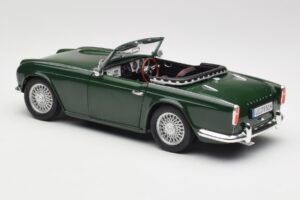 Triumph TR4 British Racing Green Revell 1:18 08827-T1 Metaal — afbeelding 7 van 8