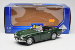 Triumph TR4 British Racing Green Revell 1:18 08827-T1 Metaal — afbeelding 8 van 8
