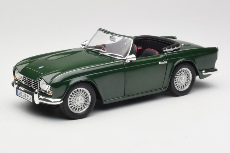Triumph TR4 British Racing Green Revell 1:18 08827-T1 Metaal