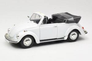 Volkswagen 1302 LS Cabriolet Wit Revell 1:18 8415 Metaal