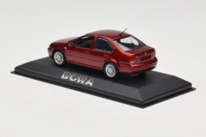 Volkswagen Bora Mk4 Red Metallic Minichamps 1:43 VW003 Metaal — afbeelding 3 van 4