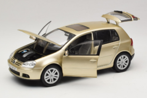 Volkswagen Golf Mk5 Light Bronze Metallic Bburago 1:18 09930201W Metaal — afbeelding 2 van 8