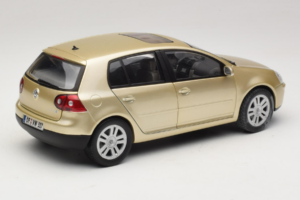 Volkswagen Golf Mk5 Light Bronze Metallic Bburago 1:18 09930201W Metaal — afbeelding 3 van 8