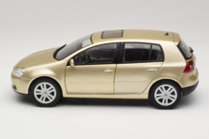 Volkswagen Golf Mk5 Light Bronze Metallic Bburago 1:18 09930201W Metaal — afbeelding 4 van 8