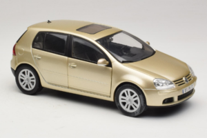 Volkswagen Golf Mk5 Light Bronze Metallic Bburago 1:18 09930201W Metaal — afbeelding 6 van 8