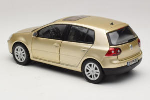 Volkswagen Golf Mk5 Light Bronze Metallic Bburago 1:18 09930201W Metaal — afbeelding 7 van 8