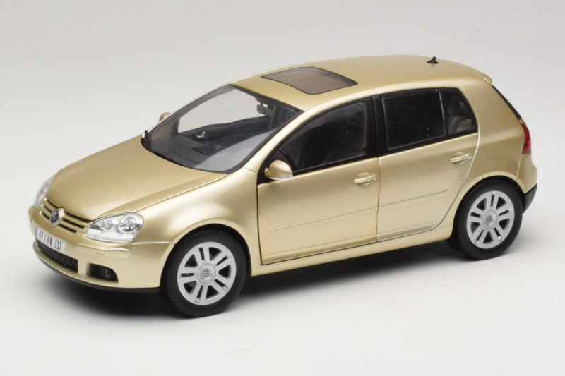 Volkswagen Golf Mk5 Light Bronze Metallic Bburago 1:18 09930201W Metaal