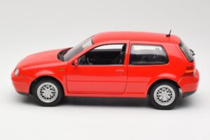 Volkswagen Golf Mk4 GTI Rood Revell 1:18 08943 Metaal — afbeelding 4 van 8