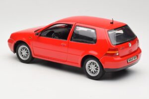 Volkswagen Golf Mk4 GTI Rood Revell 1:18 08943 Metaal — afbeelding 7 van 8