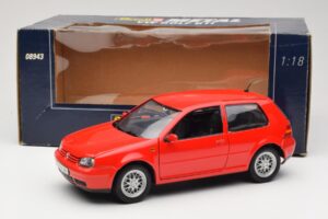 Volkswagen Golf Mk4 GTI Rood Revell 1:18 08943 Metaal — afbeelding 8 van 8