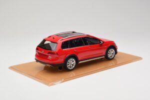Volkswagen Golf Mk7 Alltrack Tornado Red DNA 1:18 DNA000035 Hars — afbeelding 2 van 6