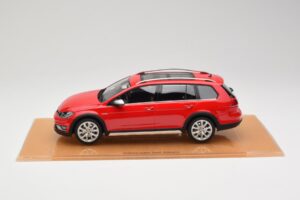 Volkswagen Golf Mk7 Alltrack Tornado Red DNA 1:18 DNA000035 Hars — afbeelding 3 van 6