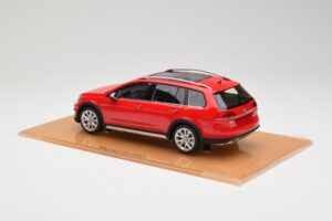Volkswagen Golf Mk7 Alltrack Tornado Red DNA 1:18 DNA000035 Hars — afbeelding 5 van 6