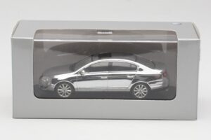 Volkswagen Passat B6 Chrome Silver 10 Years Volkswagen Magazine Minichamps 1:43 PASSAT004 Metaal — afbeelding 4 van 4